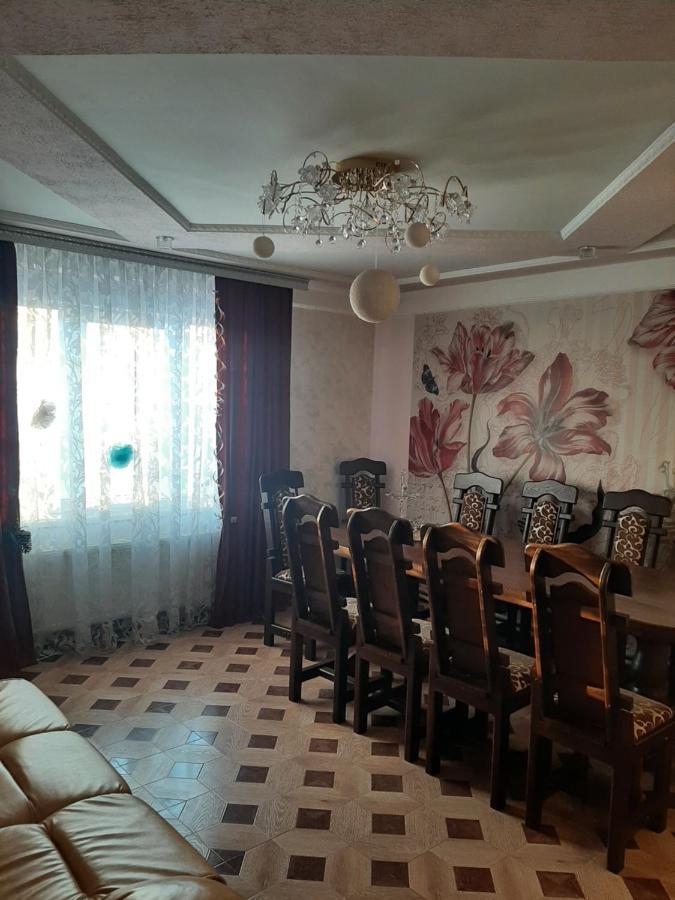 У Ані Lazeshchyna Buitenkant foto